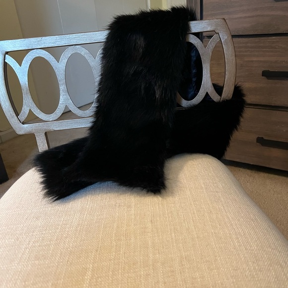NWOT Faux Fur Wrap by Unreal Fur - Picture 4 of 6